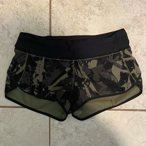 LULULEMON | Speed Up Low Rise Lined Shorts Camo Designed Shorts Size 6